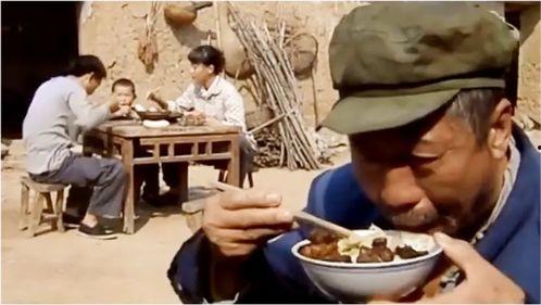 抬凳子吃瓜图片